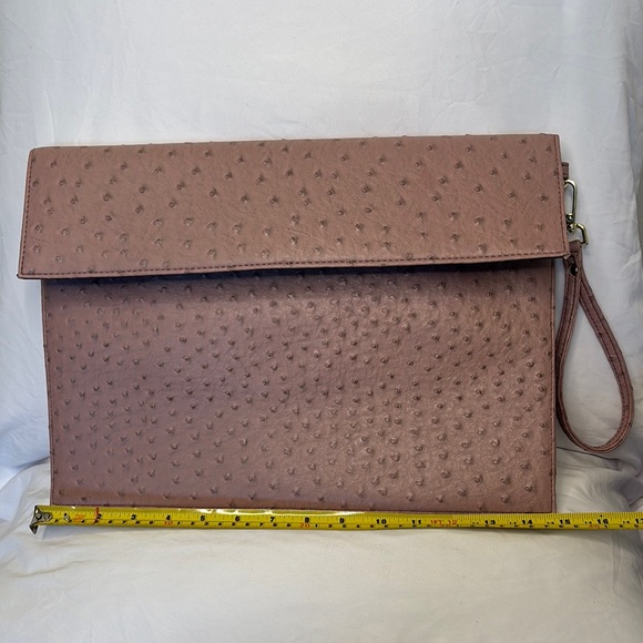 Beautiful Light Mauve (ostrich) Textured Leather Clutch with snaps and Wristlet - Picture 6 of 7